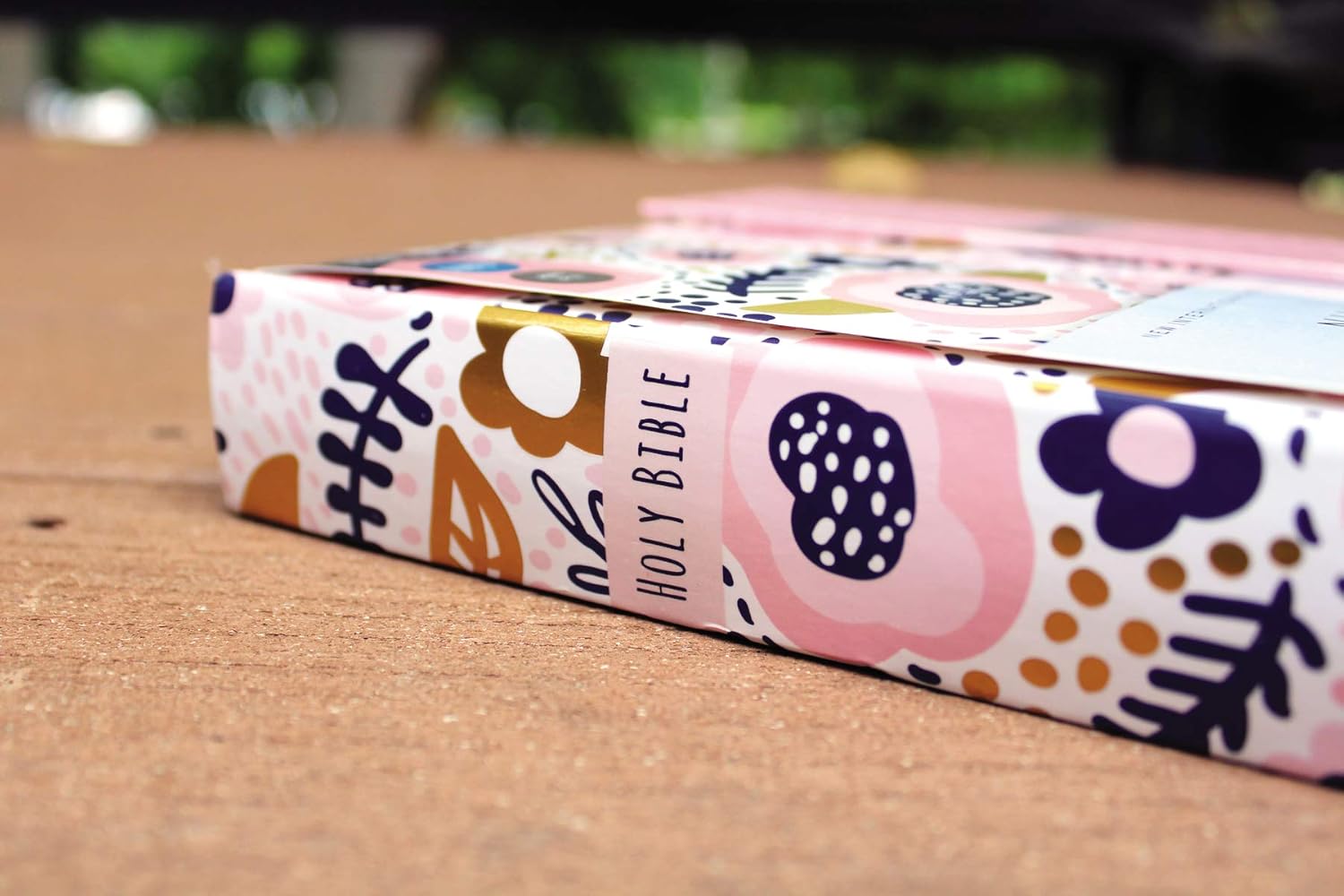 NIV Journal the Word Bible for Girls, Double-Column, Pink, Magnetic Closure, Hardcover